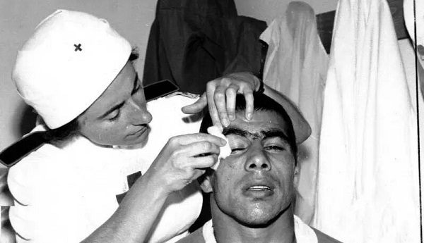 عکسی کمتر دیده شده از غلامرضا تختی پس از مصدومیت در یکی از مسابقات خارجی