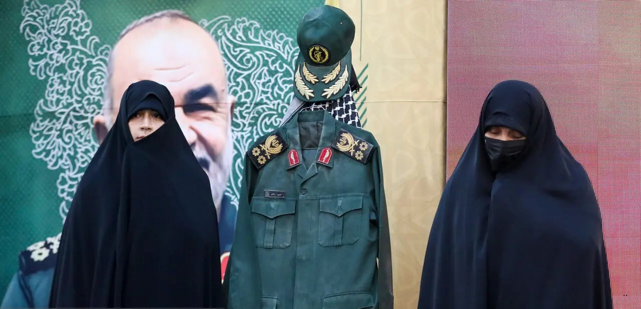 تصاویری از دختر شهید سلامی بر مزار پدرش