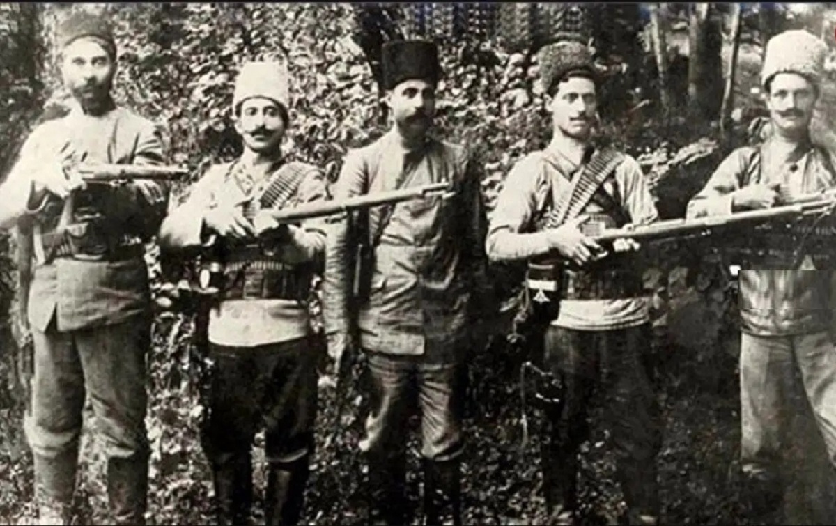 عکس یادگاری یک گروه مسلح وابسته به نهضت جنگل در دهه 1290