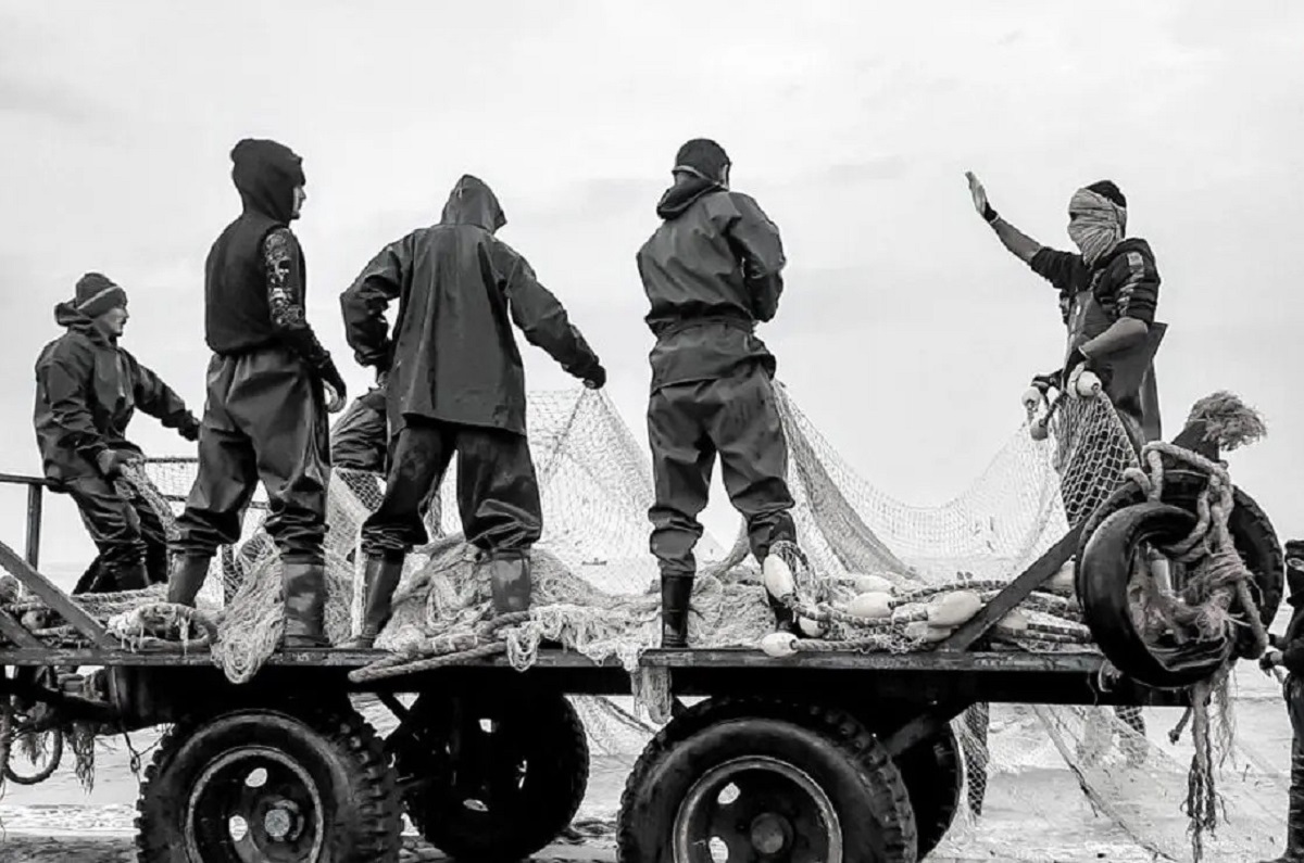 عکسی سیاه و سفید از صیادان ایرانی در دریای خزر و در اواخر دوره قاجار 