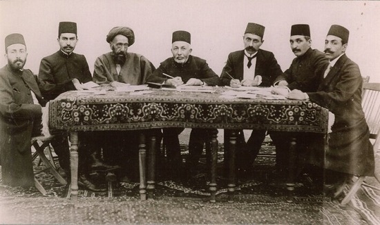 تصویری از اعضای «دولت موقت ملی» در دوران مهاجرت در کرمانشاه در سال ۱۲۹۴ زمان جنگ جهانی اول