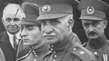 عکس های مستند از حکومتی که با تحقیر زنان و کشتار عشایر در ایران ساخته شد