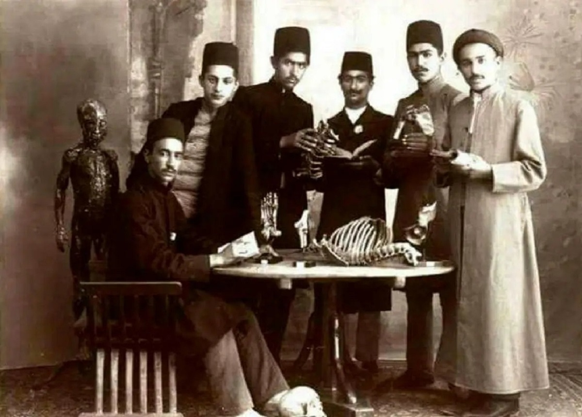 چند پزشک در یک بیمارستان در دوره قاجار+ عکس