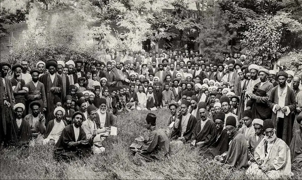 عکسی باورنکردنی از جمعیت متحصنین مشروطه‌خواه ایرانی در سفارت عثمانی در تهران 