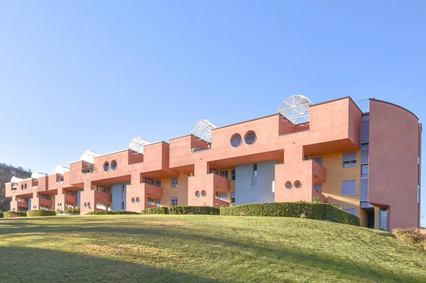 معماری جالب و سرزنده این واحد مسکونی محو‌تان می‌کند+ عکس