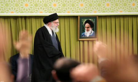 مهمانان امروز بیت رهبری را  ببینید؛ پلاکارد «شاه رفت» بر روی دستان یک نوجوان+ تصاویر