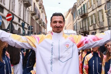 تصویر/ مشعل المپیک زمستانی در دست زلاتان