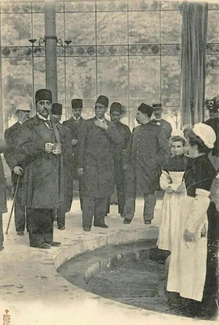 مظفرالدین‌ شاه در حال نوشیدن آب معدنی در فرانسه+عکس