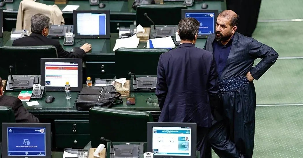 استایل جالب نماینده مجلس در صحن علنی+عکس