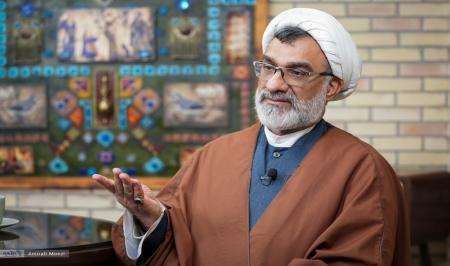 هدف دشمن، نه جمهوری اسلامی، که زبان و تمدن ایران است 