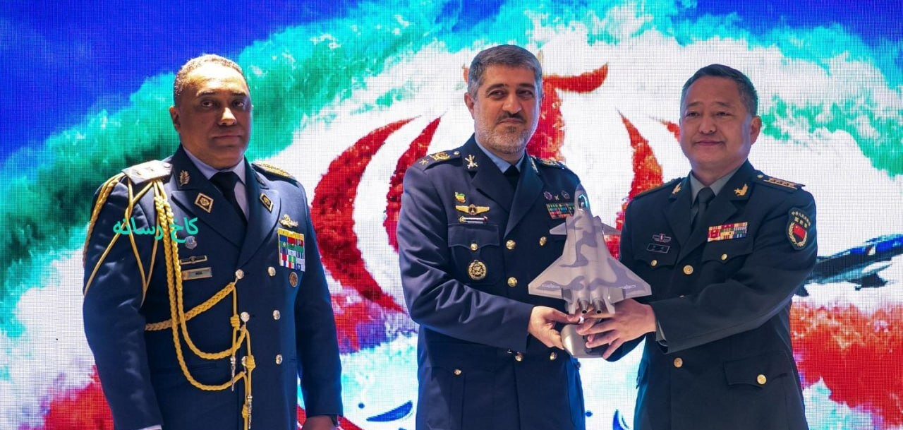 اهدای ماکت جنگنده J-۲۰ توسط وابسته نظامی چین به فرمانده نیروی هوایی+ عکس