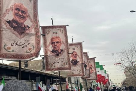 تصویر فرماندهان شهید ایرانی در مسیر راهپیمایی ۲۲ بهمن