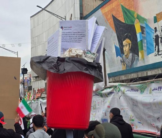  تصاویر جالب از کاردستی حاضران در ۲۲ بهمن