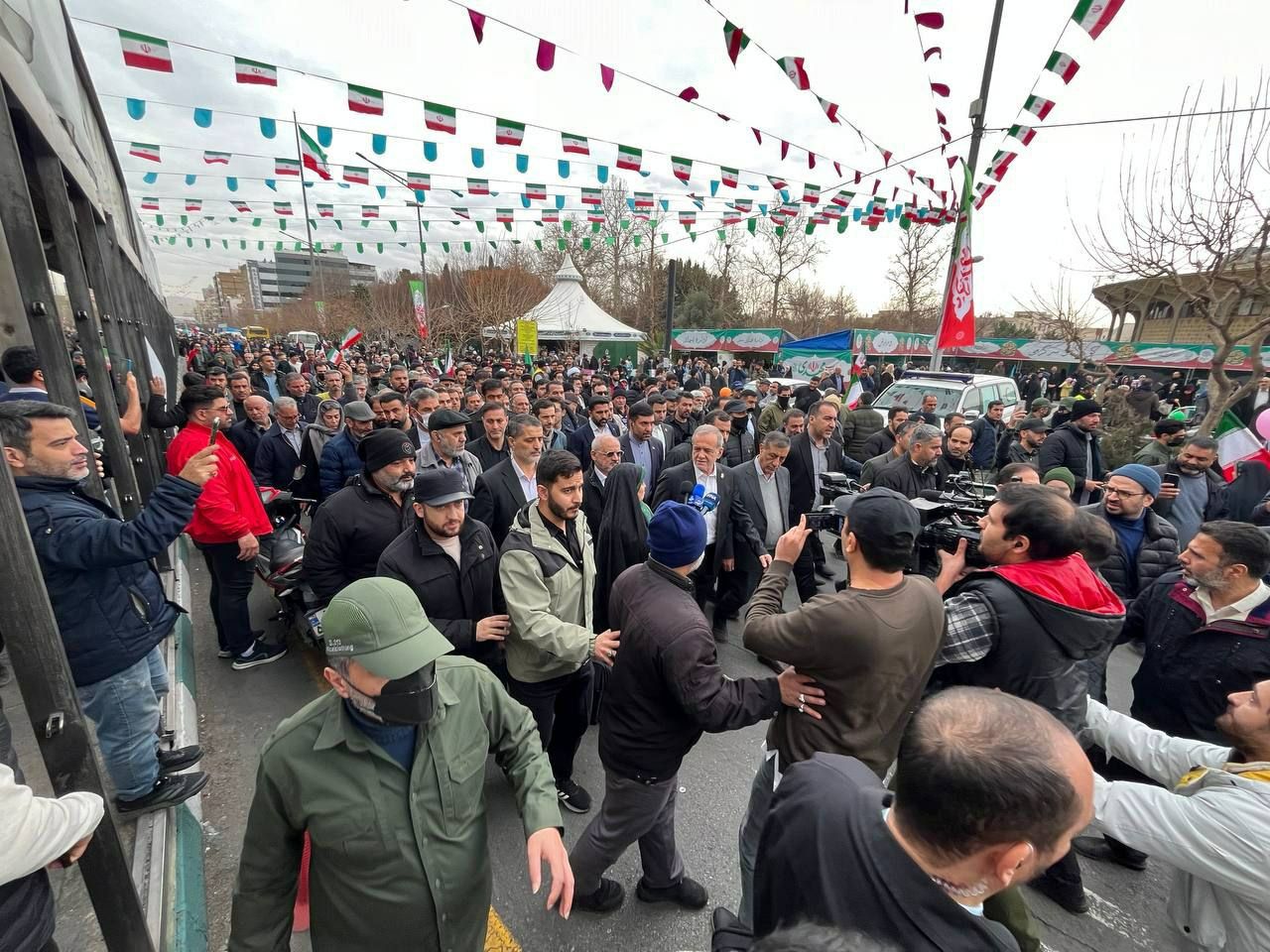 پزشکیان و قائم‌پناه، معاون اجرایی و محسن حاجی‌میرزایی در راهپیمایی امروز