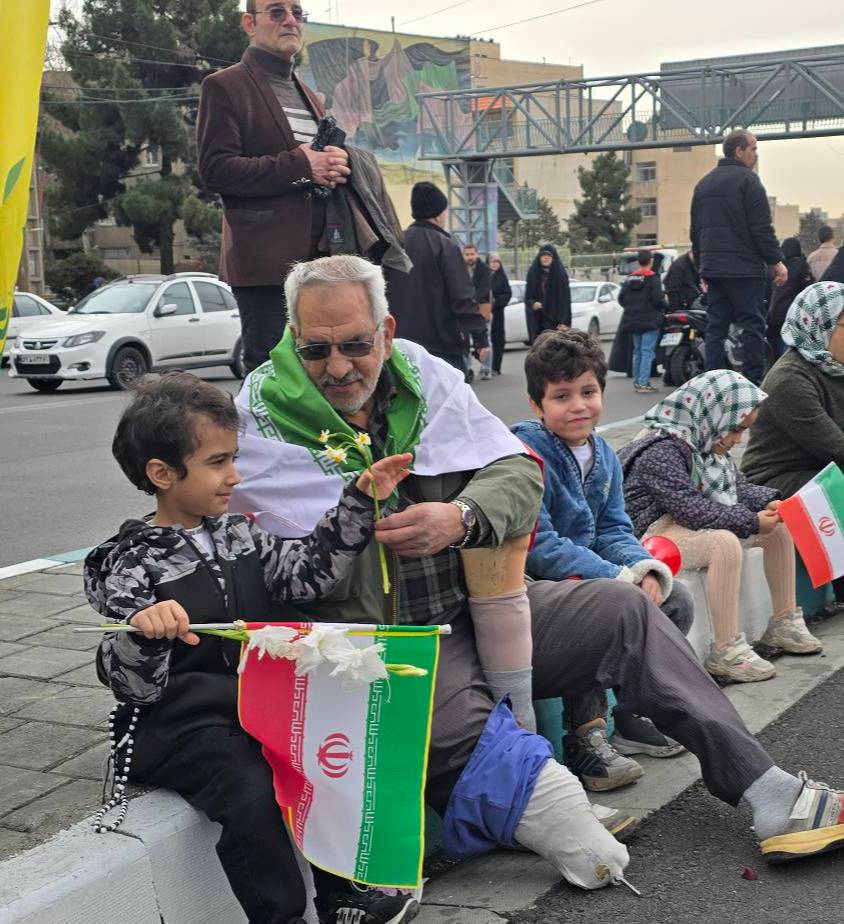 پدربزرگ جانباز با نوه‌هایش به راهپیمایی آمد