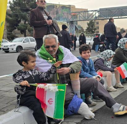 پدربزرگ جانباز با نوه‌هایش به راهپیمایی آمد