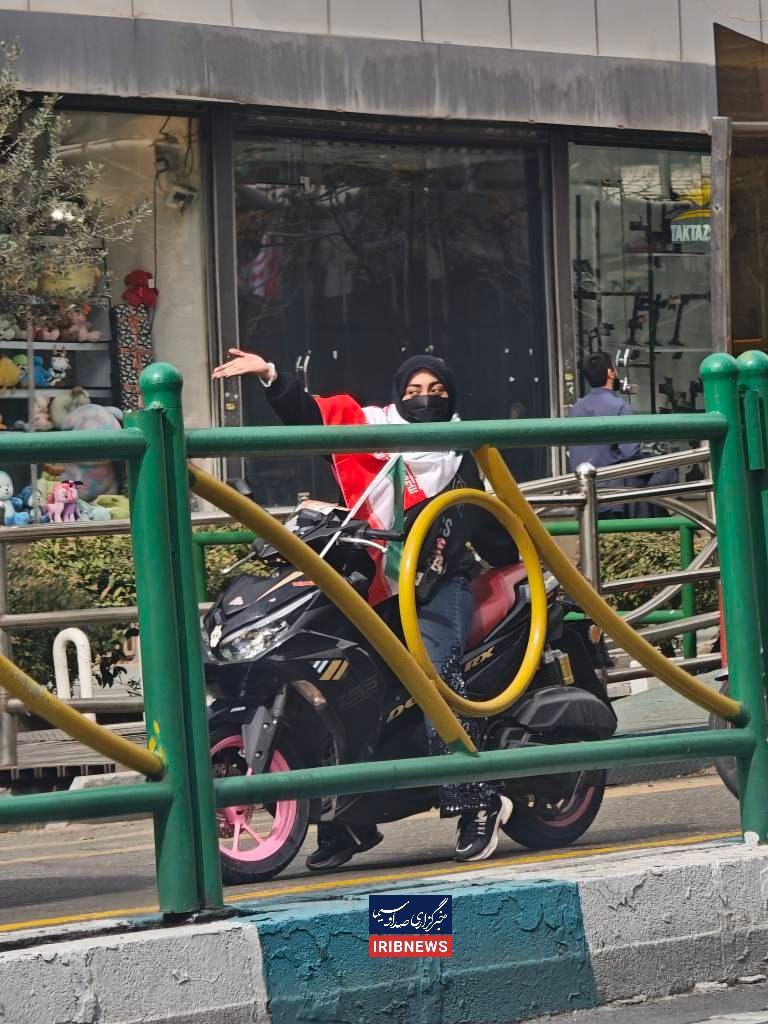 تصویر صداوسیما از بانوی موتورسوار در راهپیمایی امروز