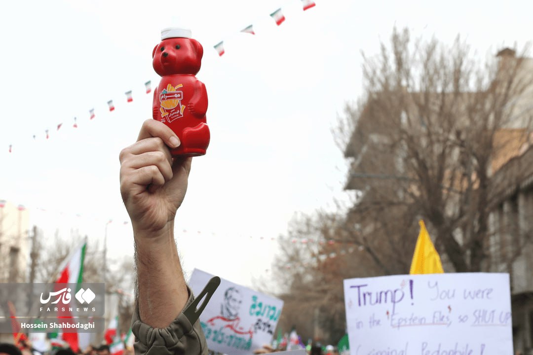 سس خرسی در راهپیمایی امروز در دست مردم قم+عکس