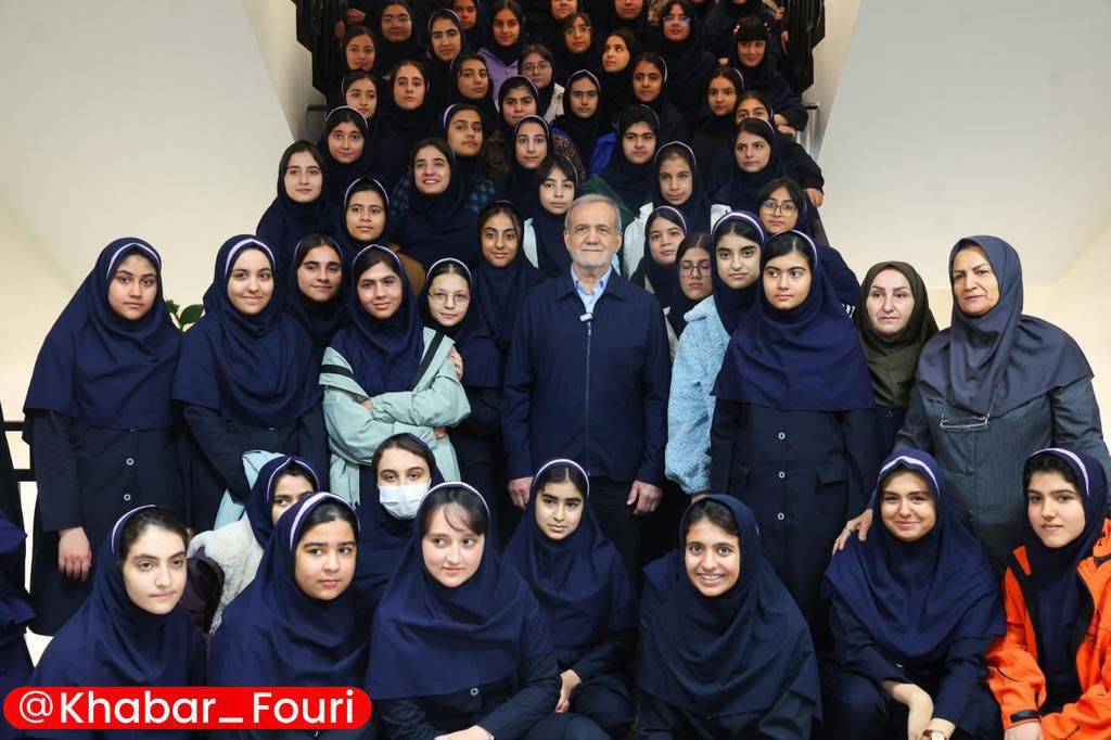 پزشکیان در جمع دانش آموزان دبیرستان هوشمند دوره اول دخترانه فرزانگان