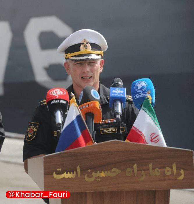 نوشته معنادار مقابل تریبون فرمانده ناوگان روسیه در ایران+عکس