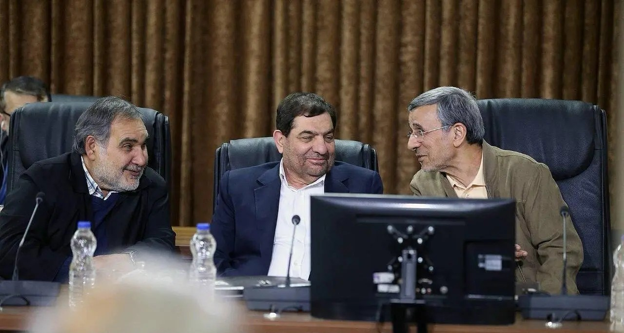 احمدی‌نژاد در مجمع تشخیص با لبخند آفتابی شد!+ عکس