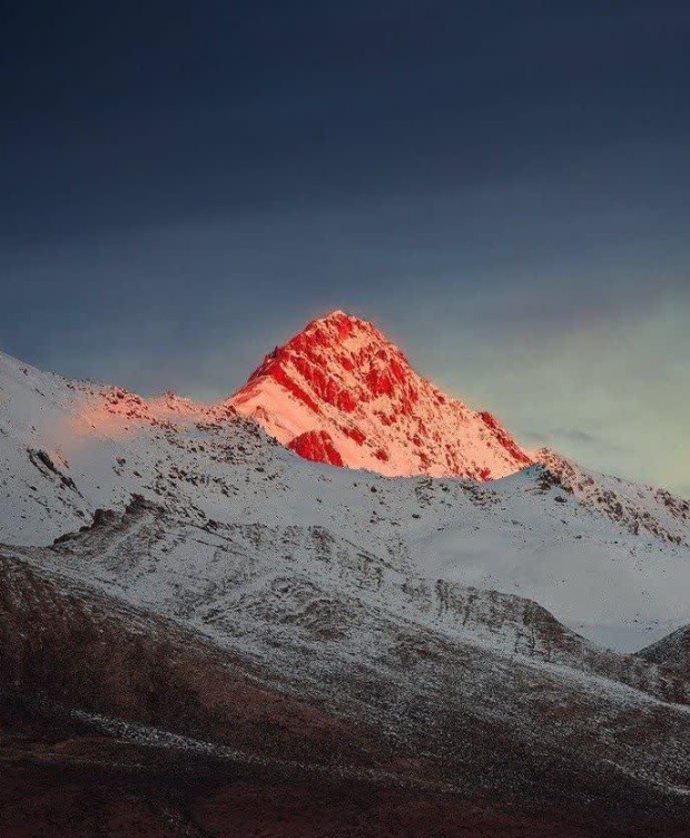 تابش خورشید بر پیکر قله‌های مرتفع کوهرنگ