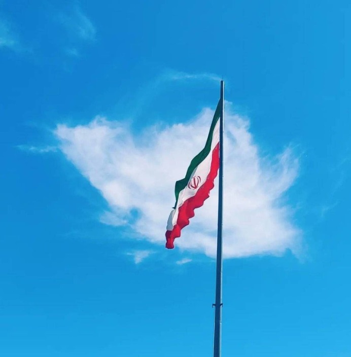 تصویری زیبا و باشکوه از پرچم برافراشته ایران عزیز