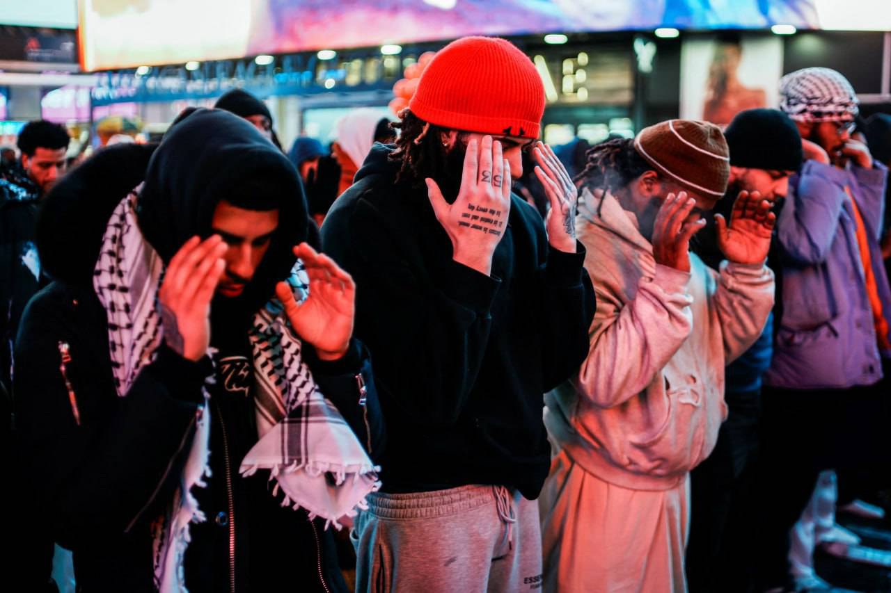 تصاویری از اقامه نماز جماعت در میدان تایمز نیویورک