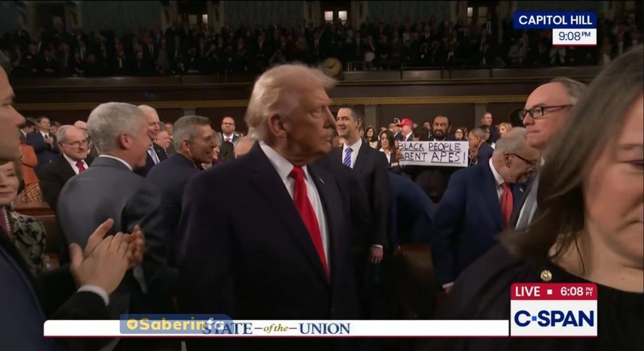 عکس/ پلاکارد یک دموکرات هنگام سخنرانی ترامپ که باعث شد بیرونش کنند