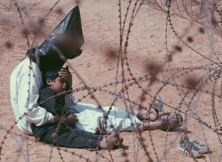 تصویر دردناک از یک پدر و پسر عراقی پس از حمله آمریکا