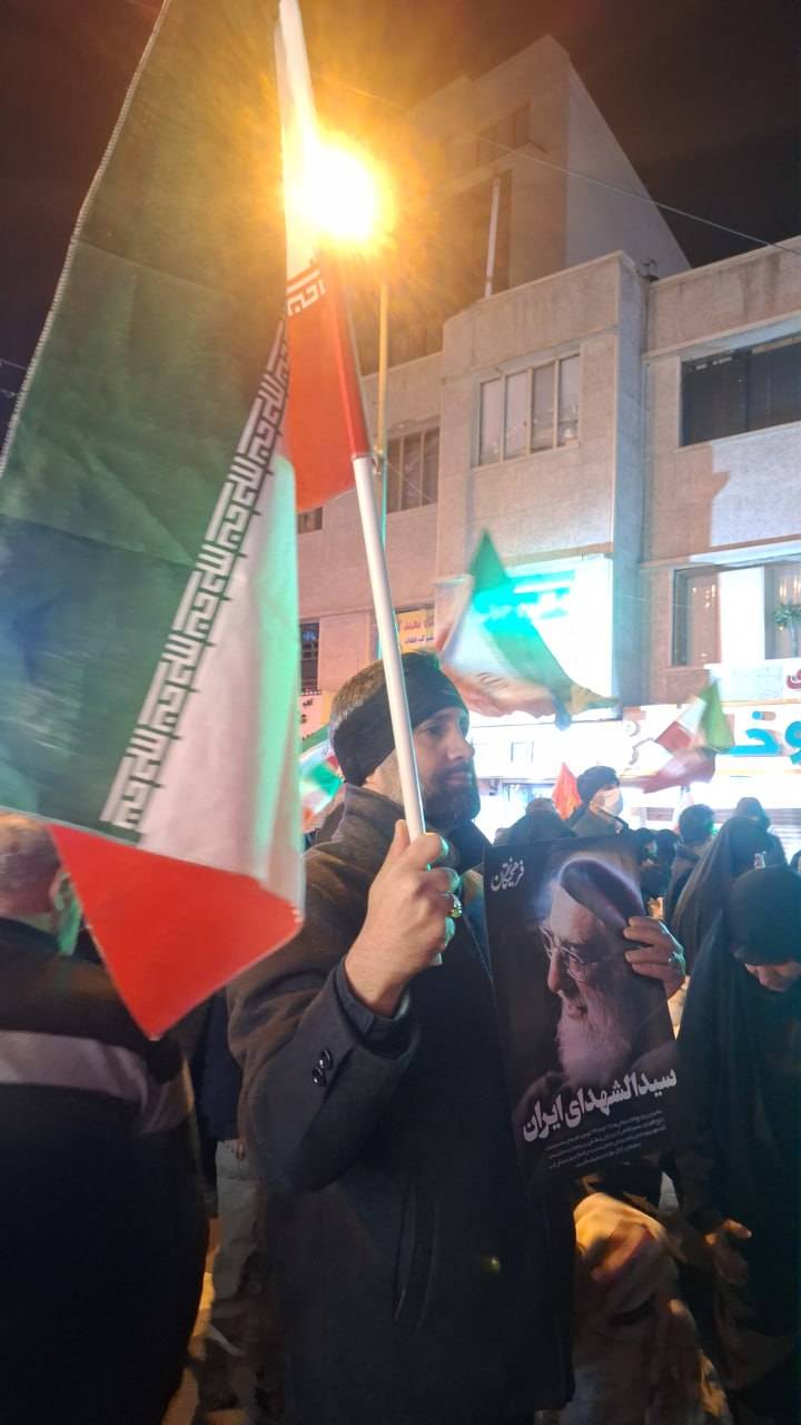 عکس/در یک دست تصویر ایران‌مرد و در یک دست پرچم ایران