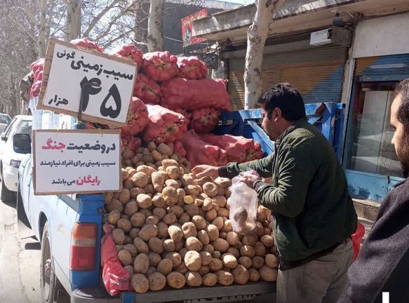 اقدام جالب راننده وانت ملایری: سیب‌زمینی رایگان برای نیازمندان در زمان جنگ+ عکس