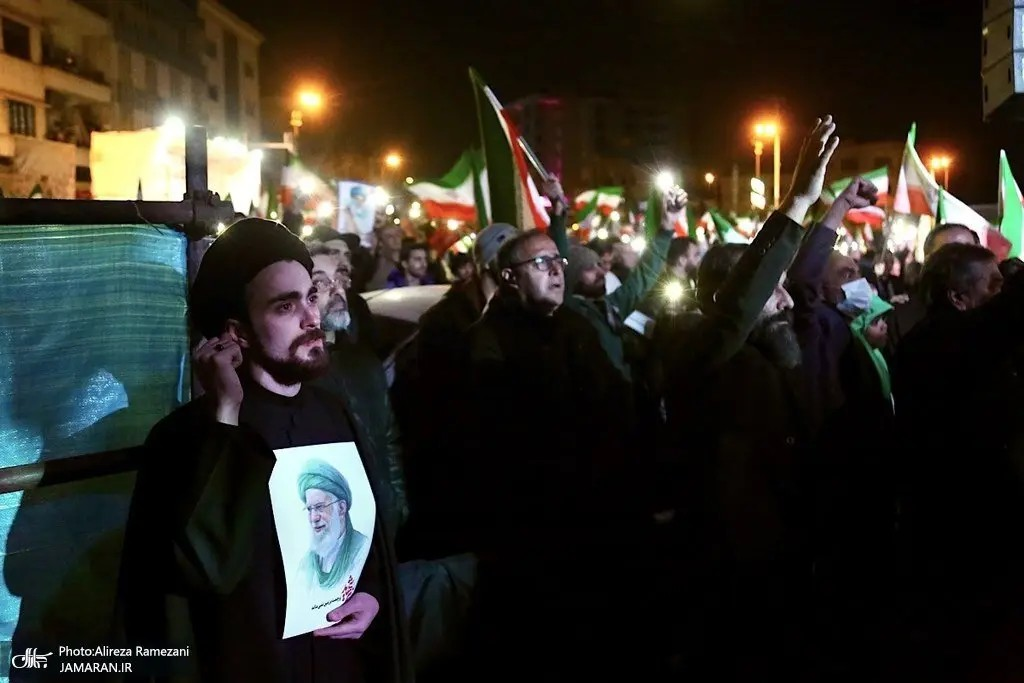 احمد خمینی در میدان انقلاب تهران+ عکس