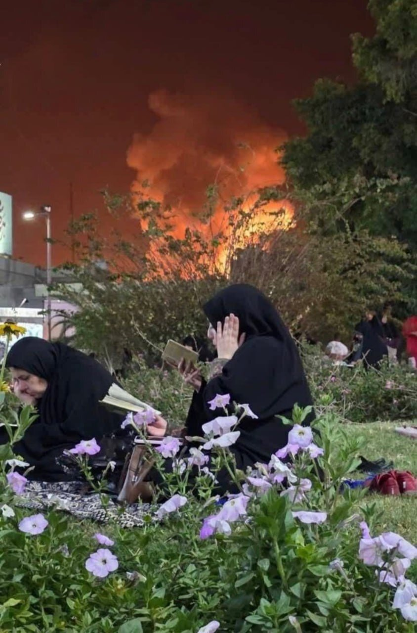 اقدام جالب یک زن در تهران زیر حمله سنگین دشمن در فضای باز+ عکس
