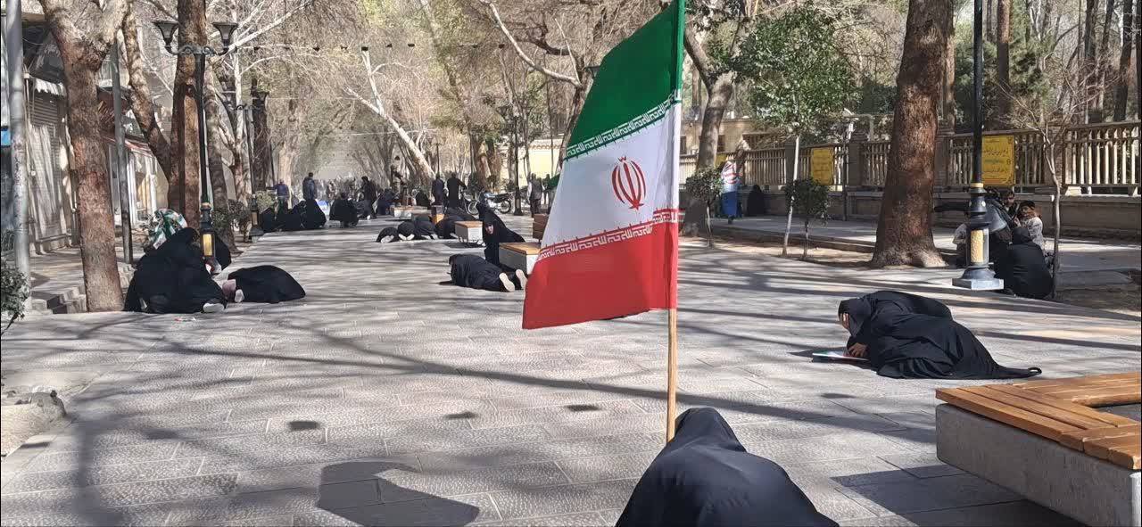 عکس/این عَلَم بر زمین نمی‌افتد