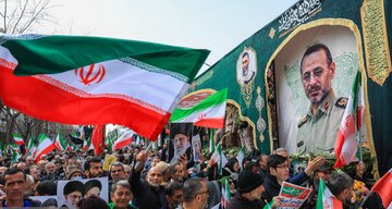 عکسی از کوچک‌ترین شهیدی که دیروز روی دستان مردم تشییع شد و مورد توجه رسانه ها قرار گرفت 