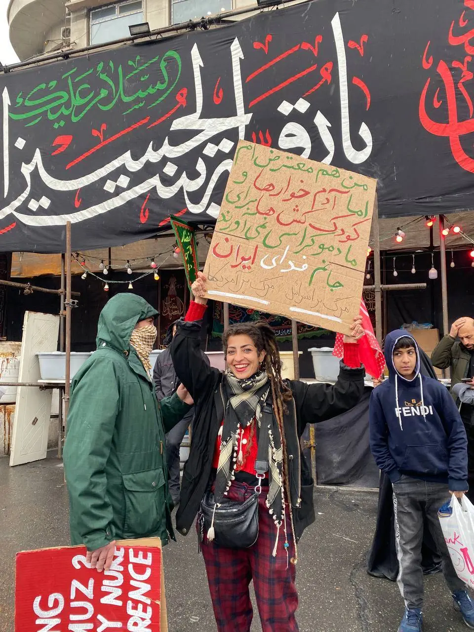 استایل این زن در راهپیمایی خبرساز شد+ عکس