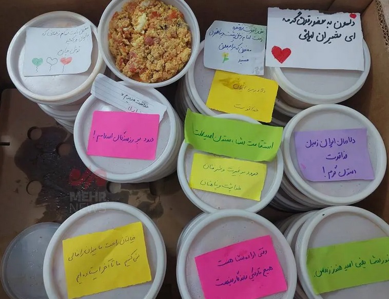 عکس/دست نوشته‌های مردم برای مدافعان امنیت در خیابان