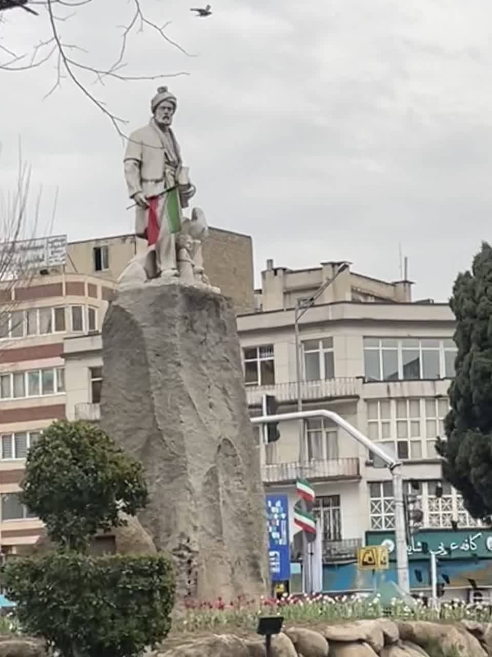 عکس/فردوسی هم پرچم ایران را به دست گرفت 
