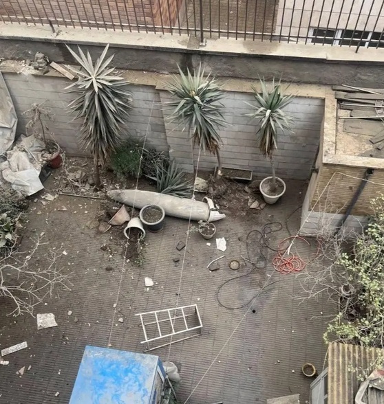 تصویری از یک موشک عمل نکرده در حیاط خانه‌ای در تهران