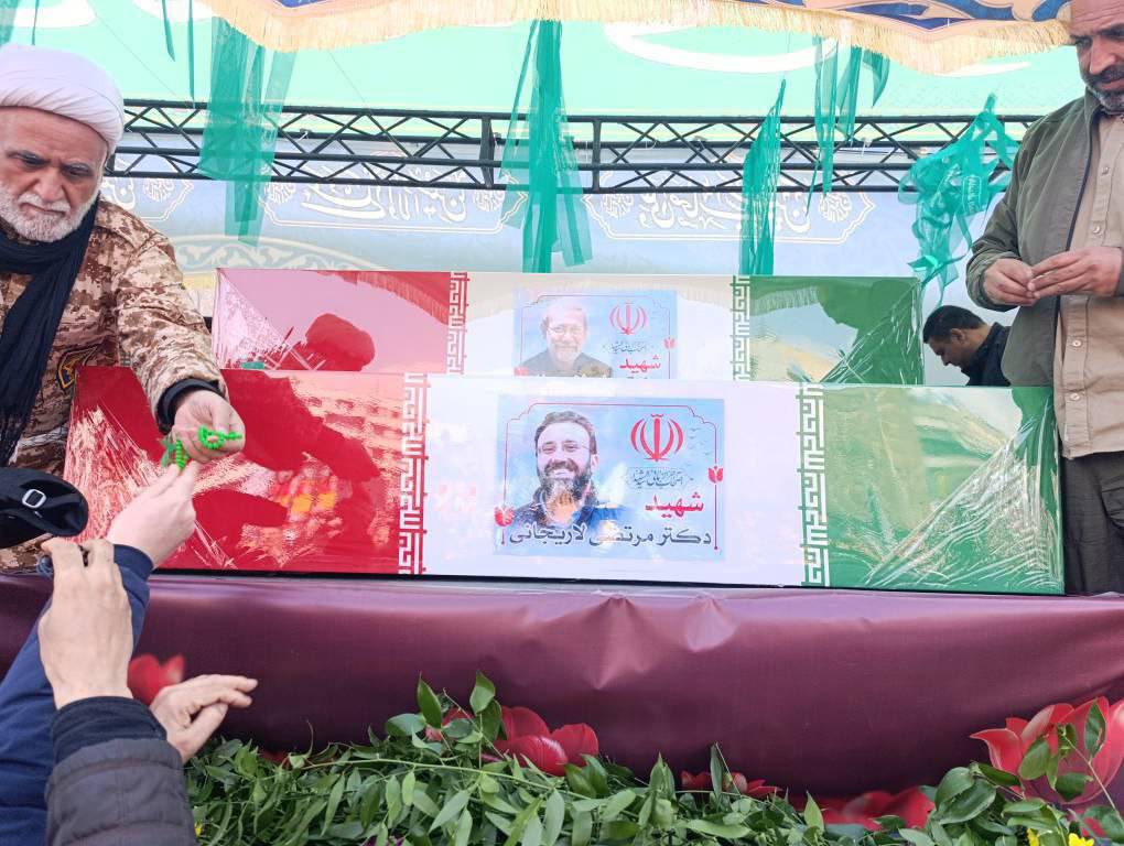 پیکر شهیدان لاریجانی و سردار سلیمانی در مراسم تشییع میدان انقلاب