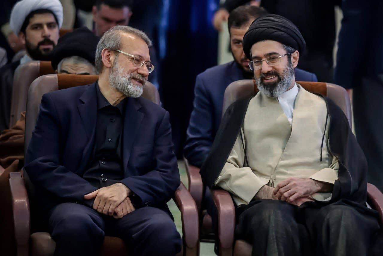 تصویری از آیت الله سید مجتبی خامنه‌ای و شهید لاریجانی
