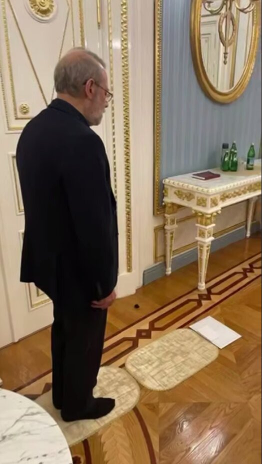 نماز اول وقت شهید لاریجانی در کاخ کرملین+ تصاویر