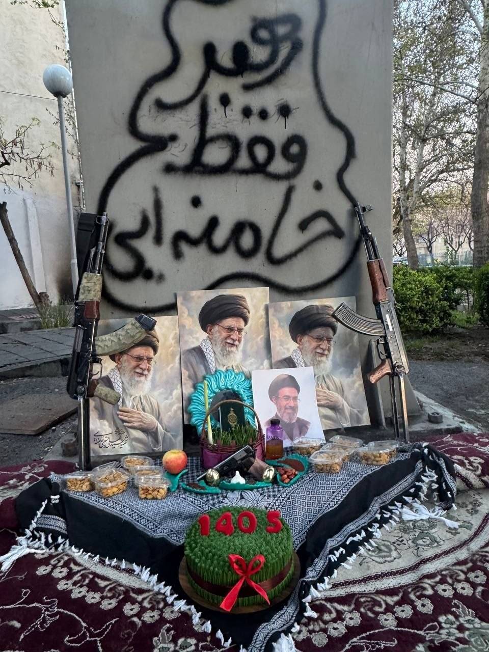 عکس/سفره هفت سین مدافعان امنیت با تصاویری از قائد شهید و رهبر انقلاب اسلامی