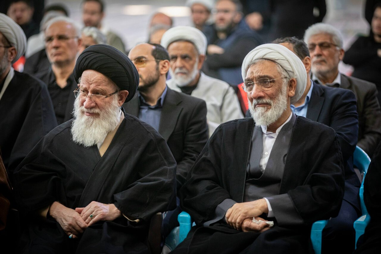 بغض و چهره غمناک چهره مطرح سیاسی در مراسم تشییع پیکر شهید علی لاریجانی+ عکس