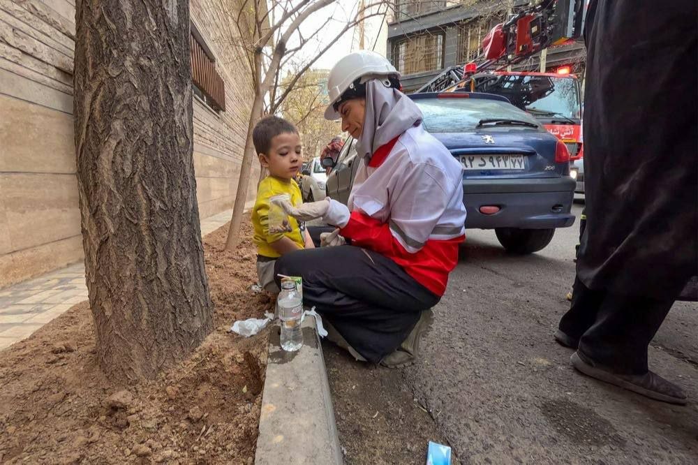 عکس/مادری کردن مأمور هلال احمر در محل بمباران صبح امروز تهران