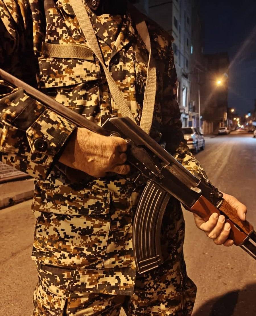 تصویری از حضور جانباز جنگ ۱۲ روزه در تورهای ایست و بازرسی جنگ رمضان