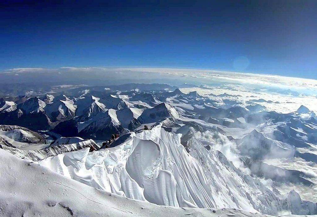 اگر بالای قله اورست بایستیم این صحنه را می بینیم