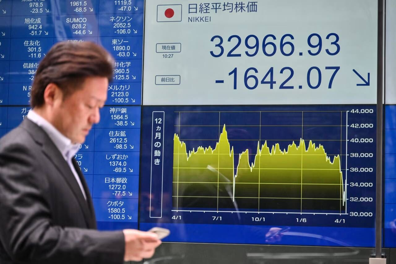 ثبت بزرگترین سقوط بازارهای آسیا از سال ۲۰۰۸+ عکس