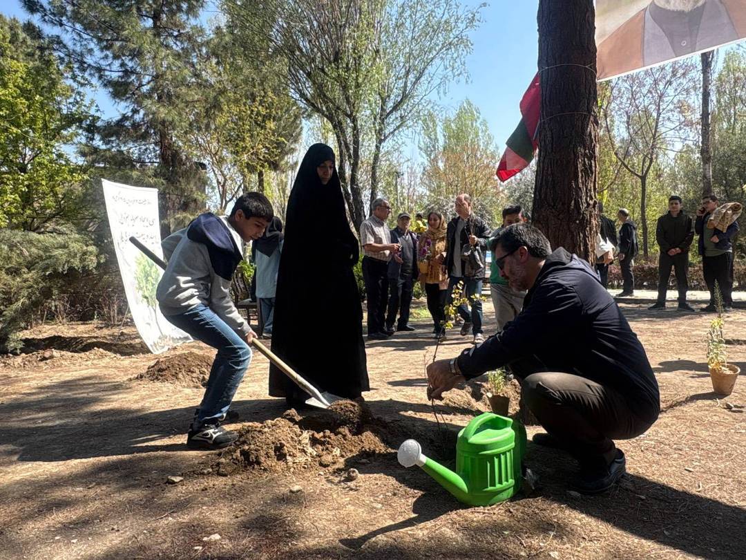 درختکاری روز طبیعت در شهرری‌+ عکس